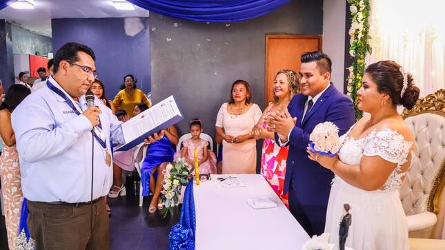 Emotiva ceremonia el Alcalde Cesar Vidaurre Floridas, tuvo el honor de presidir el matrimonio civil del regidor