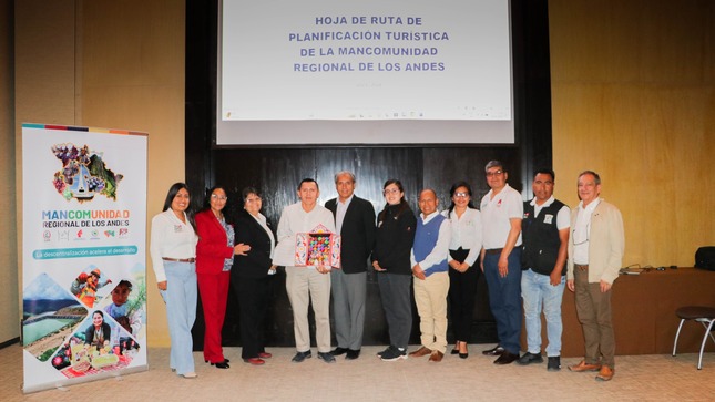 Fotografía protocolar de la Comisión Interregional de Turismo, que agrupa a 6 regiones confirmantes de la mancomunidad.