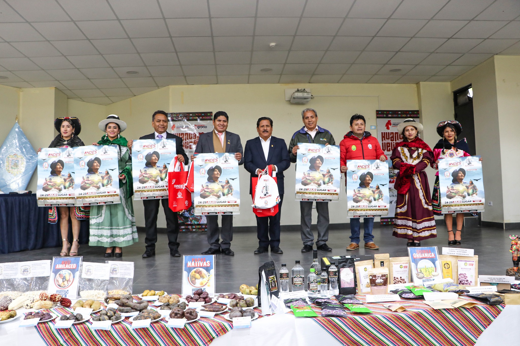 Fotografía protocolar del Lanzamiento de Expo Perú Los Andes en la región Huancavelica.