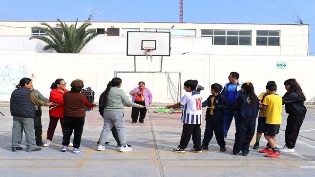 Adultos mayores y niños se divirtieron con juegos tradicionales en el I Encuentro Intergeneracional 