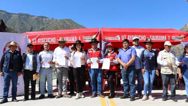 Fotografía protocolar de la entrega de obra.