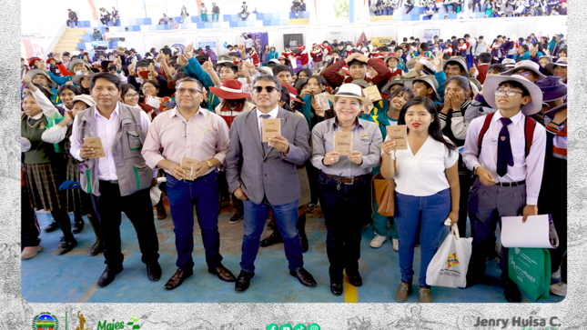 Foto de Autoridades, alumnos y alumnas que asistieron al evento 