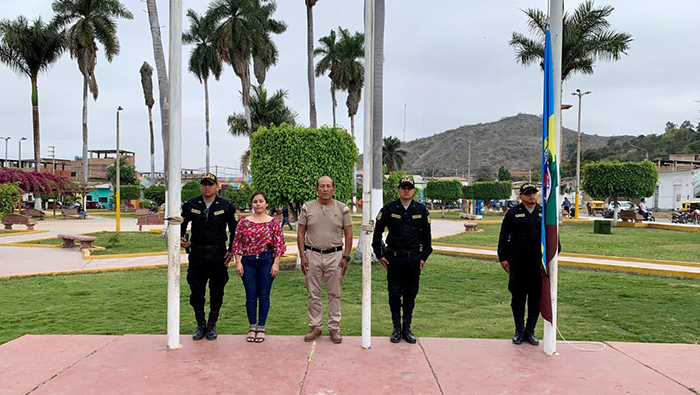 Imagen de izamiento de banderas.