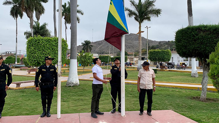 Imagen de izamiento de banderas.