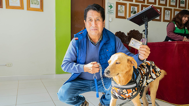 Alcalde de Huarmey, adopta y registra a Can municipal en Campaña por la "Tenencia Responsable de Mascotas en Huarmey"