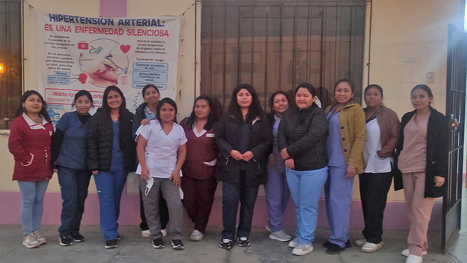Adultos mayores reciben atención medica gratuita.