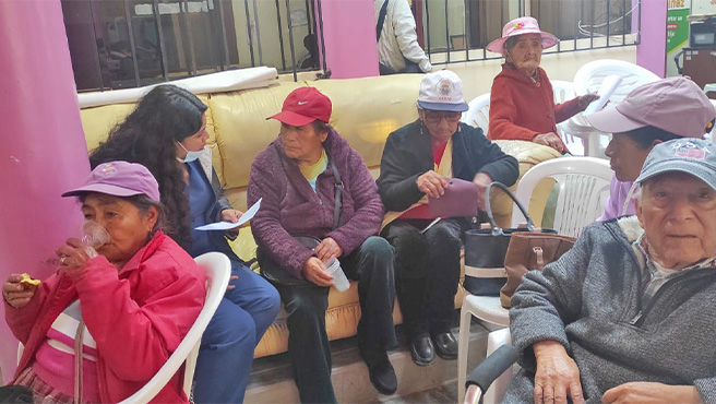 Adultos mayores reciben atención medica gratuita.