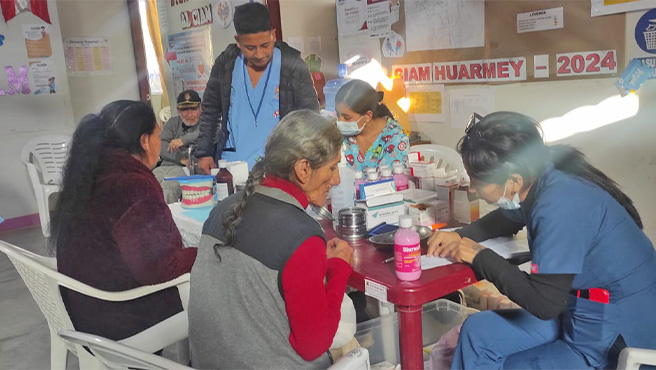 Adultos mayores reciben atención medica gratuita.