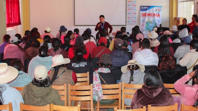 DEMUNA impulsa talleres para padres de familia en la Institución Educativa Primaria Independencia
