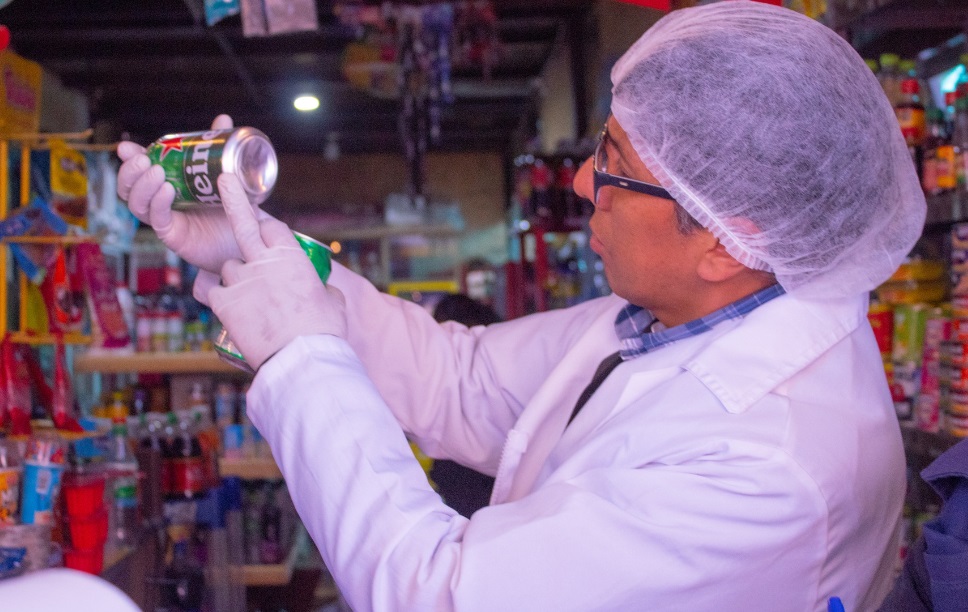 Productos vencidos son encontrados en operativo a establecimientos comerciales