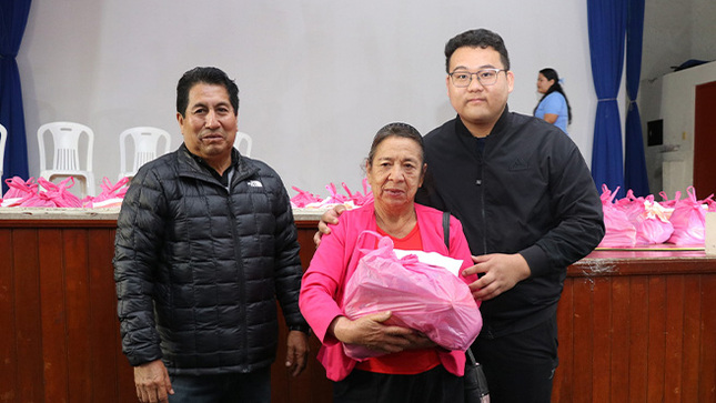 Entrega de canasta de víveres a los integrantes del proyecto social del Centro Integral del Adulto Mayor (CIAM). 
