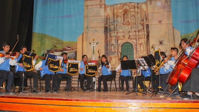 “Maestros de la música peruana” cautivan con interpretaciones magistrales en el teatro municipal de Puno