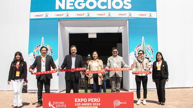 Corte de cinta inaugural de la Rueda de Negocios