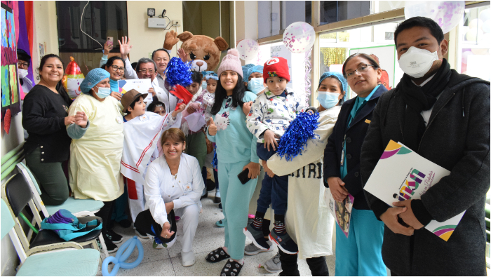 Para demostrar el buen trato a los pacientes, los trabajadores de varios servicios se sumaron a la celebración a través del concurso “Ambienta tu Servicio”, organizado por la Oficina de Gestión de Calidad.