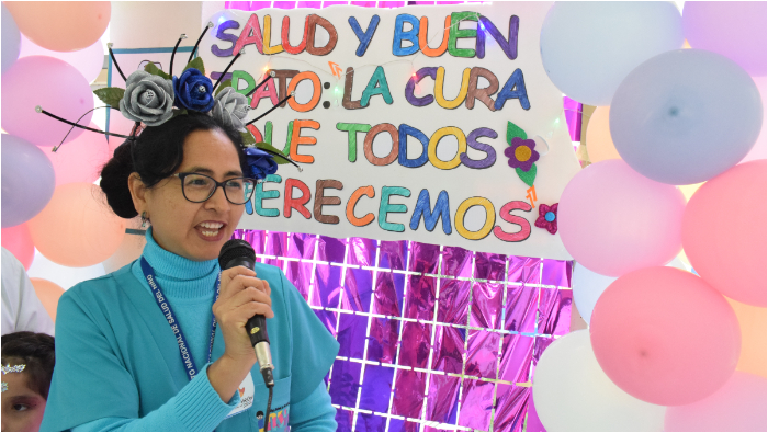 Para demostrar el buen trato a los pacientes, los trabajadores de varios servicios se sumaron a la celebración a través del concurso “Ambienta tu Servicio”, organizado por la Oficina de Gestión de Calidad.