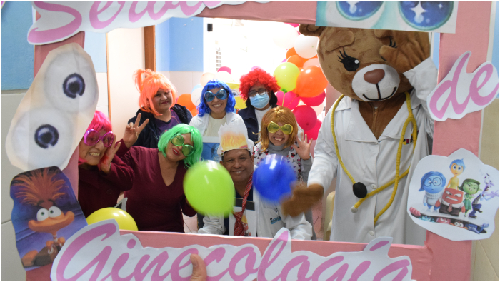 Para demostrar el buen trato a los pacientes, los trabajadores de varios servicios se sumaron a la celebración a través del concurso “Ambienta tu Servicio”, organizado por la Oficina de Gestión de Calidad.
