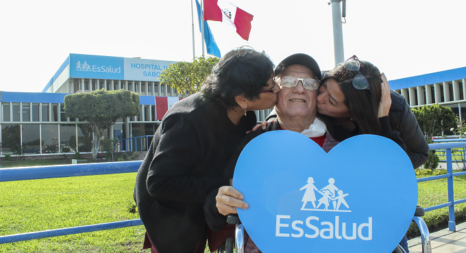 EsSalud: Médicos del hospital Sabogal extirpan con éxito dos tumores malignos a paciente de 74 años