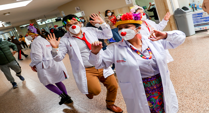 Pacientes del hospital Rebagliati de EsSalud disfrutan de risoterapia gracias a “médicos clowns”
