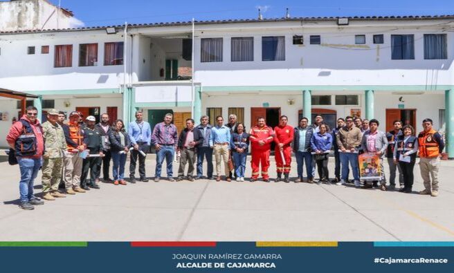 👥 Se llevó a cabo la reunión de coordinación para la ejecución del II Simulacro Nacional Multipeligro por Sismo, con la participación de los integrantes de la Plataforma Provincial de Defensa Civil y el Grupo de Trabajo para la Gestión de Riesgo de Desastre de la MPC, convocada por la autoridad edil, Joaquín Ramírez Gamarra.
📌 En la reunión se expusieron los puntos donde se desarrollarán los ejercicios de simulacro, el papel de cada institución, así como los compromisos que asumirán antes, durante y después del simulacro. Además, se realizó un recorrido por los puntos críticos, destacando que en este simulacro se dará prioridad a realizar los ejercicios de manera realista para una mejor preparación frente a un sismo.