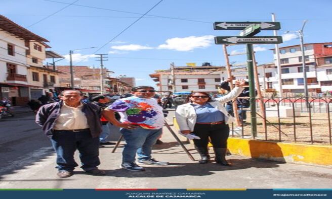 ✅ Para el bienestar de la población, la Gerencia de Transporte y Seguridad Vial de la Municipalidad Provincial de Cajamarca ha establecido el tránsito vehicular en doble vía en la cuadra 9 del Jr. Tarapacá, entre los jirones Amazonas y Marañón, en el sector San José y Pueblo Nuevo.
🚦 La gerente de Transporte y Vialidad, Edith Chuco Gutiérrez, explicó que esta medida se tomó con el objetivo de mejorar la fluidez del tránsito vehicular, eliminar el estacionamiento indebido y reducir el comercio ambulatorio en la zona. Para ello, se cuenta con el apoyo del personal de serenazgo y del área de fiscalización municipal.
👥 El alcalde de la Junta Vecinal del sector San José, Segundo Ucañán, quien participó en la actividad, agradeció a las autoridades municipales por esta decisión que beneficia la tranquilidad pública. "Propietarios de vehículos y comerciantes habían tomado este lugar como su propiedad. Es importante que el gobierno municipal adopte estas medidas para mejorar la fluidez del tránsito vehicular y la seguridad de los peatones", expresó.
