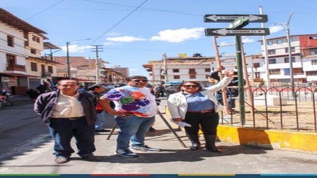 ✅ Para el bienestar de la población, la Gerencia de Transporte y Seguridad Vial de la Municipalidad Provincial de Cajamarca ha establecido el tránsito vehicular en doble vía en la cuadra 9 del Jr. Tarapacá, entre los jirones Amazonas y Marañón, en el sector San José y Pueblo Nuevo.
🚦 La gerente de Transporte y Vialidad, Edith Chuco Gutiérrez, explicó que esta medida se tomó con el objetivo de mejorar la fluidez del tránsito vehicular, eliminar el estacionamiento indebido y reducir el comercio ambulatorio en la zona. Para ello, se cuenta con el apoyo del personal de serenazgo y del área de fiscalización municipal.
👥 El alcalde de la Junta Vecinal del sector San José, Segundo Ucañán, quien participó en la actividad, agradeció a las autoridades municipales por esta decisión que beneficia la tranquilidad pública. "Propietarios de vehículos y comerciantes habían tomado este lugar como su propiedad. Es importante que el gobierno municipal adopte estas medidas para mejorar la fluidez del tránsito vehicular y la seguridad de los peatones", expresó.