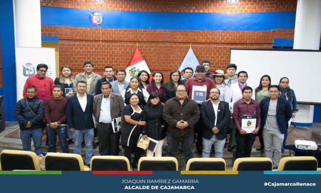 En la segunda sesi贸n ordinaria del CCL de Cajamarca, se presentaron importantes avances del trabajo en los 12 distritos visitados durante los talleres participativos.
馃懃 M谩s de 600 personas participaron en los talleres realizados en Yanacancha y Combayo, con la colaboraci贸n de municipalidades, jueces de paz, rondas campesinas, y directores de colegios.
馃搮 Karen Gil Vargas, jefa de la Oficina de Planeamiento y Modernizaci贸n, destac贸 que el objetivo es desarrollar un plan para conocer y priorizar proyectos hasta el 2034.