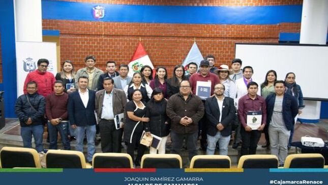 En la segunda sesión ordinaria del CCL de Cajamarca, se presentaron importantes avances del trabajo en los 12 distritos visitados durante los talleres participativos.
👥 Más de 600 personas participaron en los talleres realizados en Yanacancha y Combayo, con la colaboración de municipalidades, jueces de paz, rondas campesinas, y directores de colegios.
📅 Karen Gil Vargas, jefa de la Oficina de Planeamiento y Modernización, destacó que el objetivo es desarrollar un plan para conocer y priorizar proyectos hasta el 2034.
