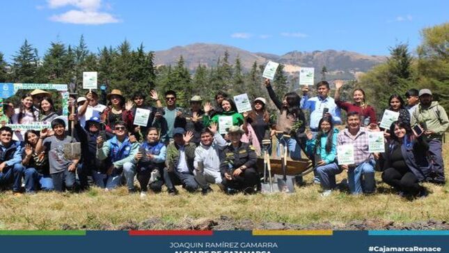 📅 Esta mañana se llevó a cabo la V Cruzada Verde en el Fundo La Victoria, donde nuevos sembríos de árboles ayudarán a reducir la contaminación del aire, actuando como filtros naturales. 
👩‍🎓 Bajo la dirección del Ing. Pedro Injante Silva, promotores ambientales juveniles, participaron activamente en la plantación de especies frutales como capulí, sauco, y agua y manto. 
🤝 La V Cruzada Verde es un esfuerzo colectivo dentro del Programa Municipal EDUCCA, promoviendo la responsabilidad ambiental y la colaboración. ¡Hagamos la diferencia juntos por un futuro más verde y sostenible!