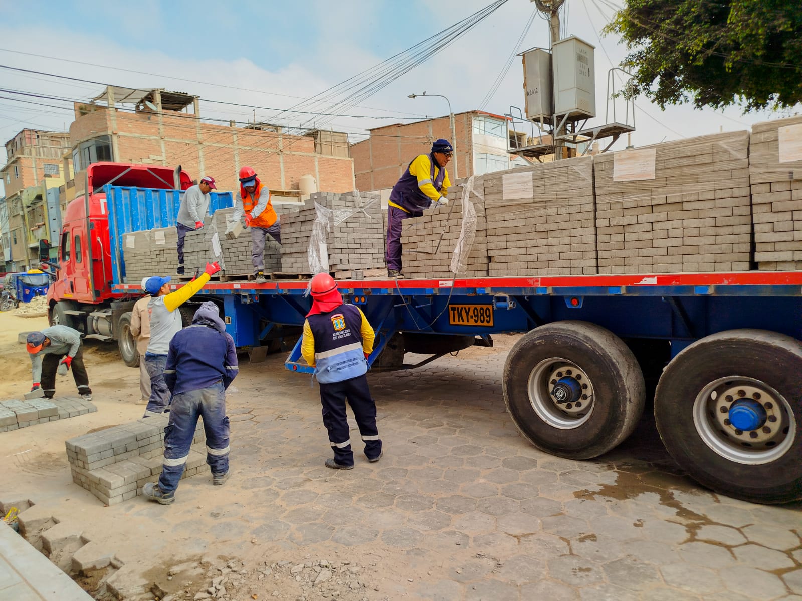 DESCARGAN DE ADOQUINES DE CONCRETO