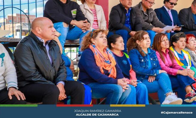 El alcalde provincial de Cajamarca Joaquin Ramírez se reúne con los vecinos de FONAVI II, con el alcalde del sector Pueblo Nuevo Miguel Espinoza y parte de la junta directiva de las Juntas Vecinales encabezada por Jhony Bautista, Segundo Ucañán y Víctor Ayala; para consensuar un acuerdo para la administración de la plataforma de este conjunto habitacional, priorizando el interés común de los vecinos y que este espacio sea puesto al servicio de toda la colectividad.