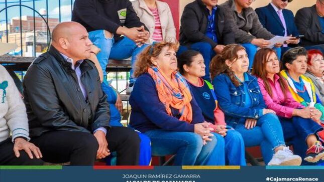 El alcalde provincial de Cajamarca Joaquin Ramírez se reúne con los vecinos de FONAVI II, con el alcalde del sector Pueblo Nuevo Miguel Espinoza y parte de la junta directiva de las Juntas Vecinales encabezada por Jhony Bautista, Segundo Ucañán y Víctor Ayala; para consensuar un acuerdo para la administración de la plataforma de este conjunto habitacional, priorizando el interés común de los vecinos y que este espacio sea puesto al servicio de toda la colectividad.