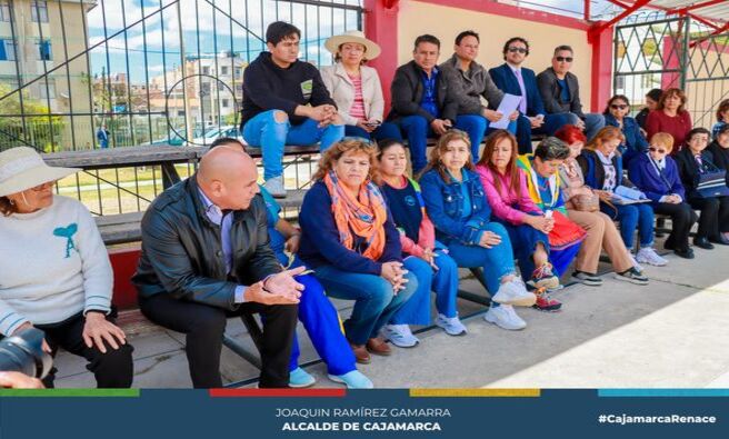 🤝 El alcalde provincial de Cajamarca, Joaquín Ramírez, se reunió con los vecinos de FONAVI II, junto al alcalde del sector Pueblo Nuevo, Miguel Espinoza, y miembros de la Junta Directiva de las Juntas Vecinales, encabezada por Jhony Bautista, Segundo Ucañán y Víctor Ayala.
🤲 Durante la reunión, se llegó a un acuerdo para la administración conjunta de la plataforma de este conjunto habitacional, en el cual la junta administradora trabajará con la junta vecinal, priorizando el interés común de los vecinos. Este espacio será gestionado de manera colaborativa y puesto al servicio de toda la comunidad, con el objetivo de implementar mejoras que beneficien a todos.
💪 La Municipalidad continúa trabajando para construir una Cajamarca más unida y fortalecida.