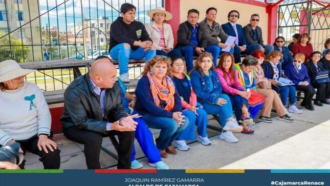 🤝 El alcalde provincial de Cajamarca, Joaquín Ramírez, se reunió con los vecinos de FONAVI II, junto al alcalde del sector Pueblo Nuevo, Miguel Espinoza, y miembros de la Junta Directiva de las Juntas Vecinales, encabezada por Jhony Bautista, Segundo Ucañán y Víctor Ayala.
🤲 Durante la reunión, se llegó a un acuerdo para la administración conjunta de la plataforma de este conjunto habitacional, en el cual la junta administradora trabajará con la junta vecinal, priorizando el interés común de los vecinos. Este espacio será gestionado de manera colaborativa y puesto al servicio de toda la comunidad, con el objetivo de implementar mejoras que beneficien a todos.
💪 La Municipalidad continúa trabajando para construir una Cajamarca más unida y fortalecida.