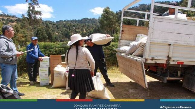 🚛 La Municipalidad Provincial de Cajamarca comenzó el reparto trimestral de alimentos, beneficiando a 11,173 personas del programa de Comedores Populares.
🌿 Se entregaron raciones de arroz, conservas de pescado, trigo, aceite, lentejas y habas, asegurando una dieta balanceada.
🤝🏻 El subgerente de Programas Sociales, Robert Ventura Chuquilín, destacó los esfuerzos para cumplir con la entrega en tiempo.
🧑🏻‍🍳Las madres de los comedores agradecieron al alcalde Joaquín Ramírez por el apoyo constante.