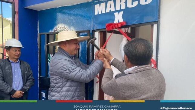 🚨 El alcalde de Cajamarca, Joaquín Ramírez, inauguró el décimo Módulo de Atención Rápida Comunitaria (MARCO) en FONAVI II, respondiendo en menos de 24 horas al pedido urgente de los vecinos.
👏 Este nuevo módulo ofrece mayor seguridad y tranquilidad, un anhelo de años de los vecinos, que finalmente se hace realidad gracias al compromiso de la actual gestión municipal.
🏘️ La instalación del MARCO es parte del esfuerzo continuo para mejorar la seguridad en todos los sectores de Cajamarca, liderado por nuestro alcalde.