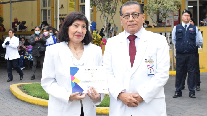 El director general reconoció a la psicóloga Mónica Casas Cabezudo por su trabajo orientado a los niños con trastornos de déficit de atención e hiperactividad (TDAH) a través de talleres de atención y concentración.