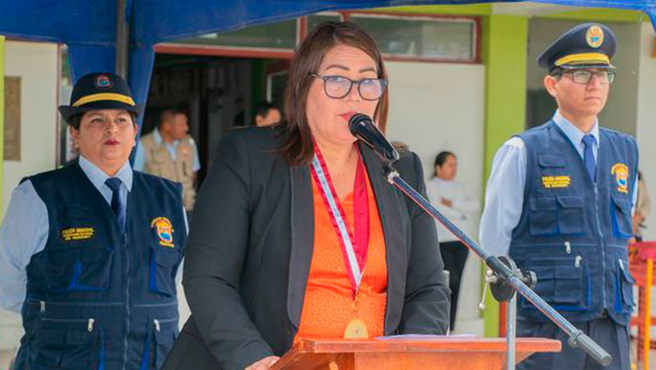 Regidora Nelly García Maldonado, participó del izamiento del pabellón nacional y bandera provincial de Huarmey.