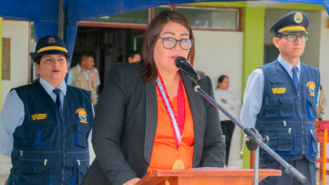 Regidora Nelly García Maldonado, participó del izamiento del pabellón nacional y bandera provincial de Huarmey.