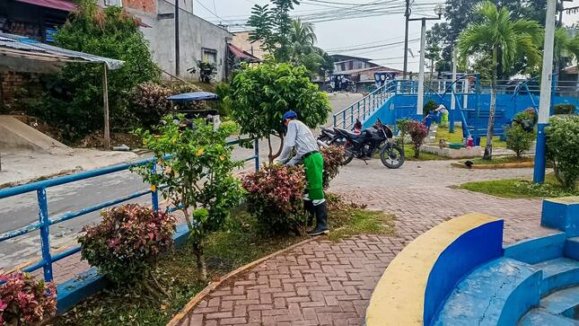 Muni Belén realiza mantenimiento de la plaza Sarita Colonia 