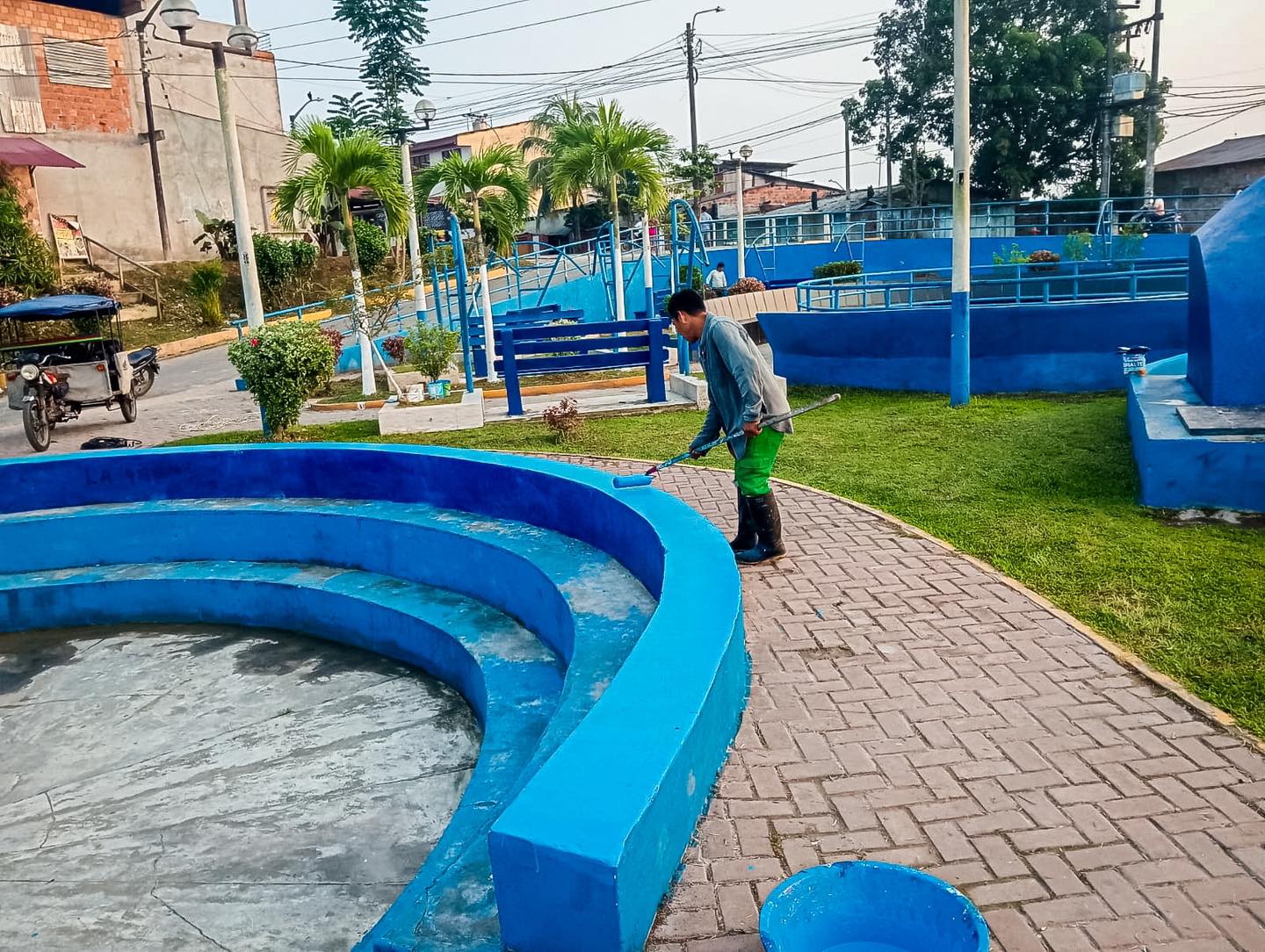 Muni Belรฉn realiza mantenimiento de la plaza Sarita Colonia