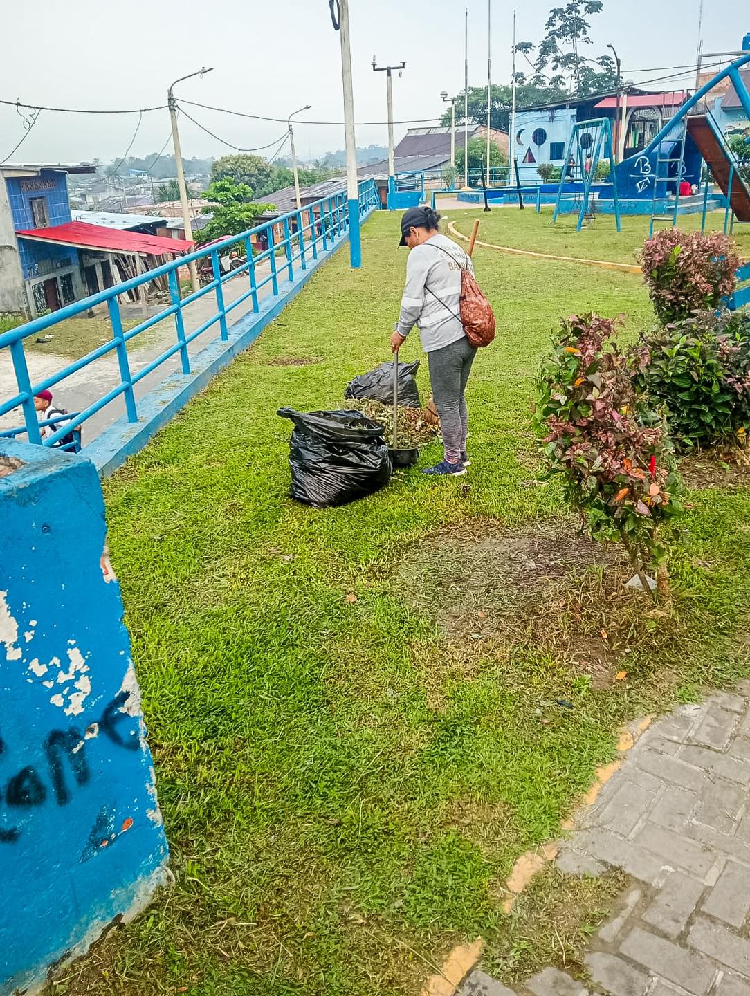 Muni Belรฉn realiza mantenimiento de la plaza Sarita Colonia