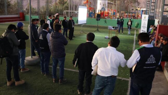 Comprometidos con brindar una mejor calidad de vida, la tarde de ayer el alcalde provincial John Larry Coayla junto a su equipo técnico, sostuvo una reunión con los pobladores del Centro Poblado Los Ángeles para llegar a acuerdos sobre las principales inquietudes y necesidades de los vecinos del sector.