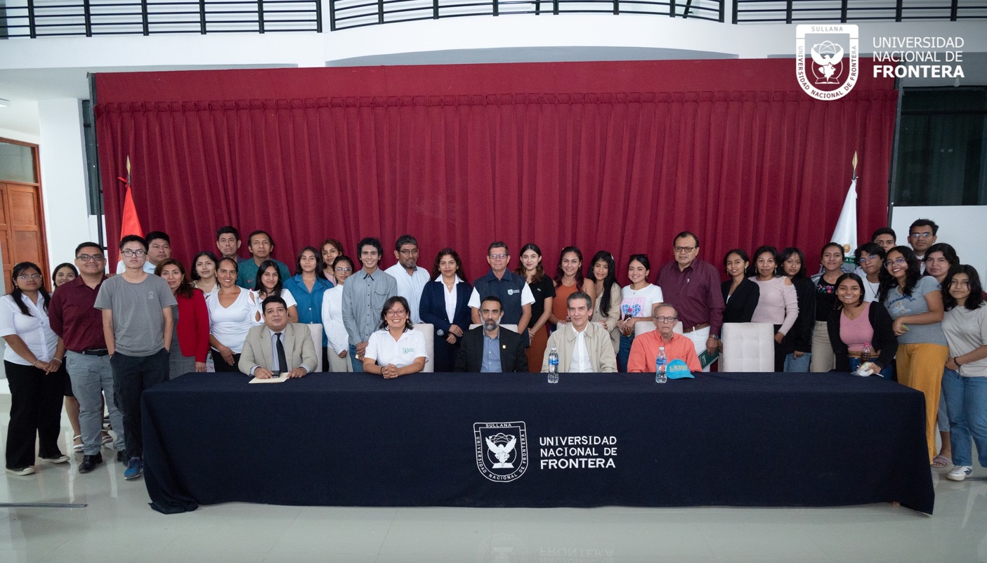 Estudiantes de la Facultad de Ciencias Empresariales y Turismo (FCET) de la Universidad Nacional de Frontera (UNF) junto a representantes de la Casona Sojo.