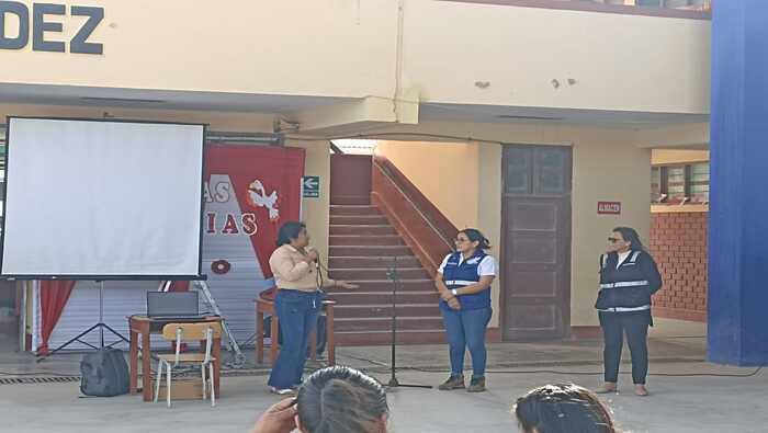 Pobladora haciendo consulta a los especialistas