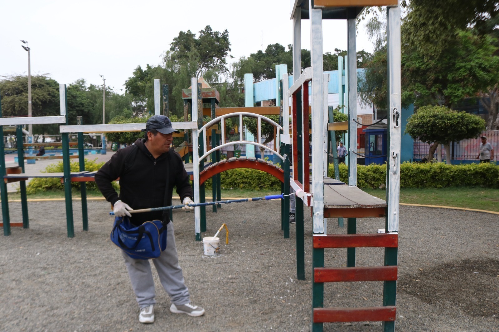 MPT y ambulantes rehabilitan juegos infantiles en Complejo Mansiche