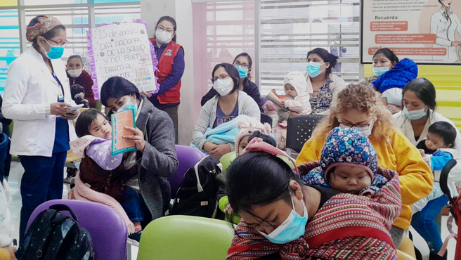 Pacientes de consultorios externos reciben información sobre derechos en salud