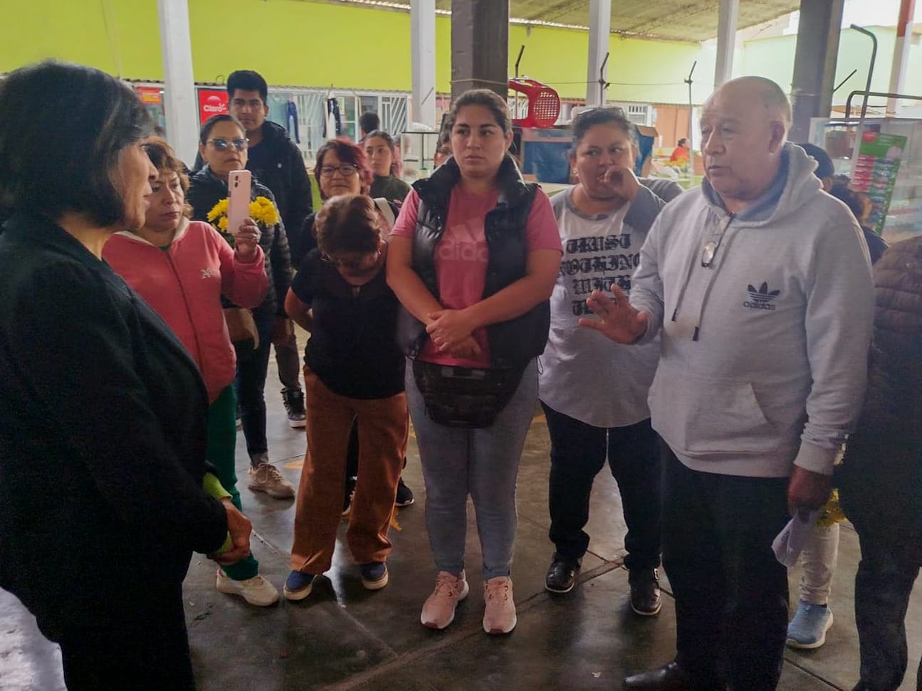 comerciantes de flores con alcaldesa 2