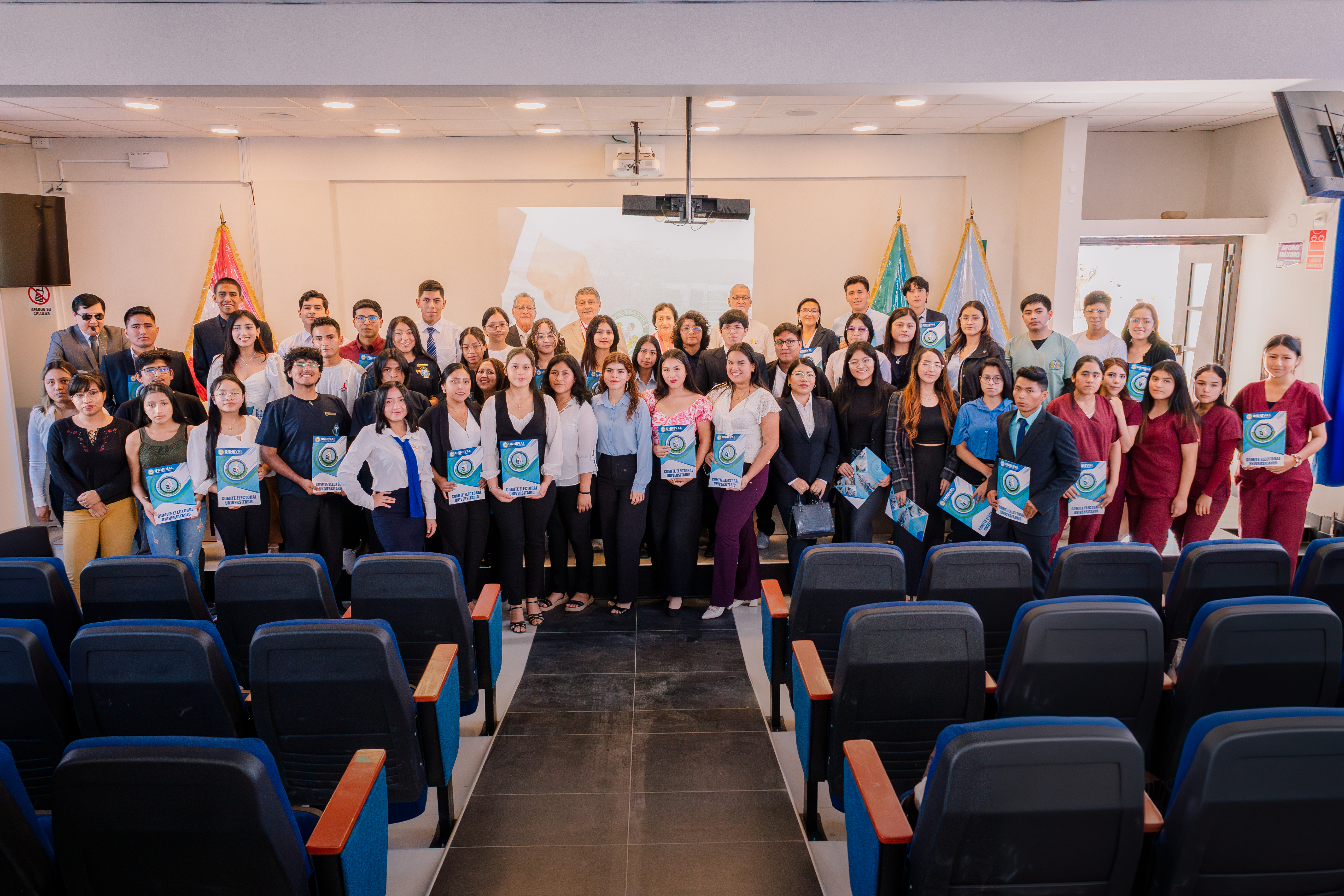 Autoridades de la UNHEVAL y estudiantes acreditados