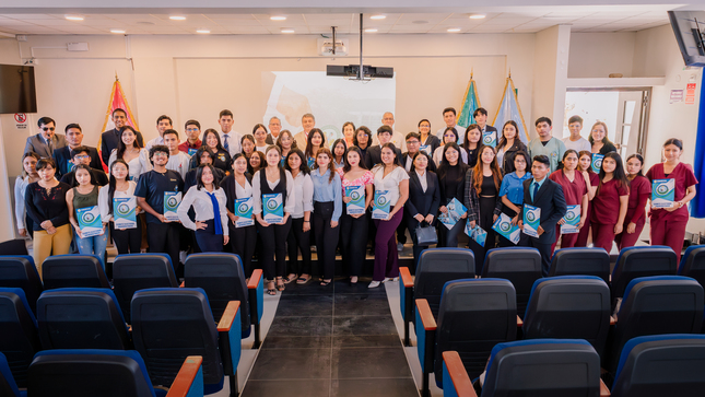 Autoridades de la UNHEVAL y estudiantes acreditados