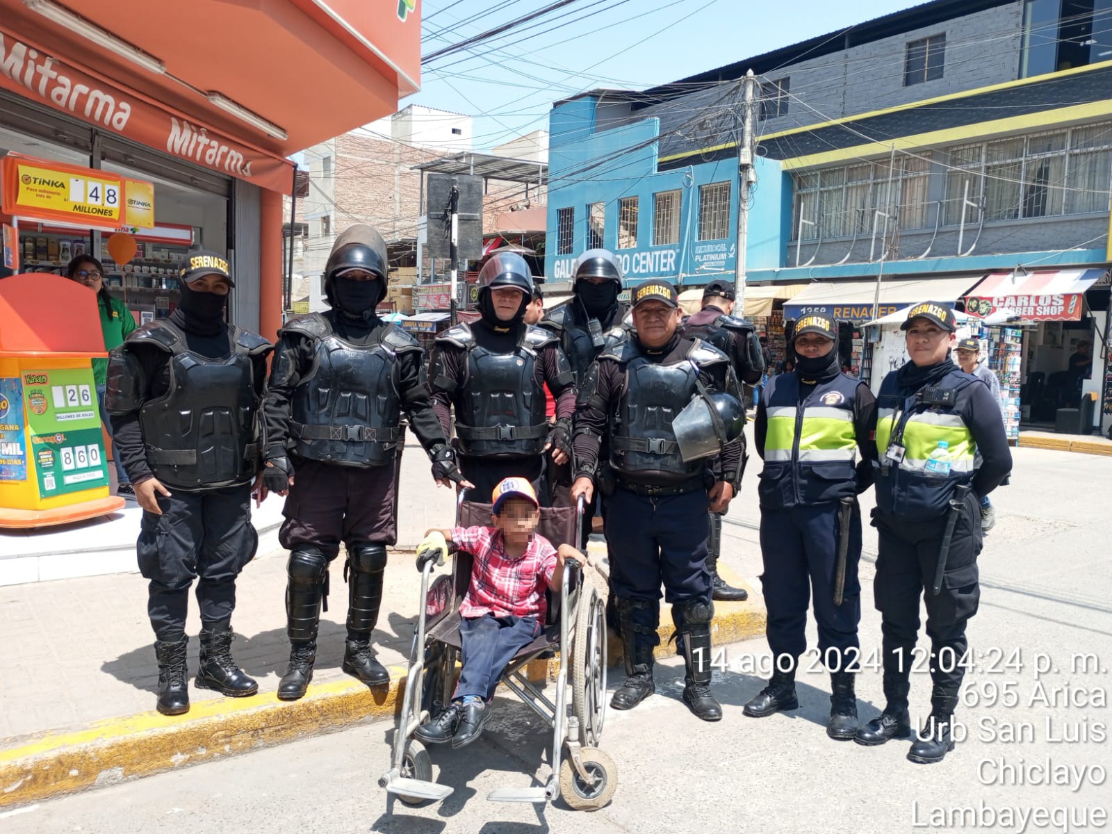 niño con su silla donada 2